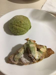 Matcha croissant - pan de vie