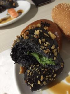 Charcoal bun - pan de vie