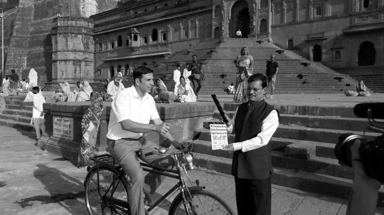 Akshay with a Muruganantham - source Twitter